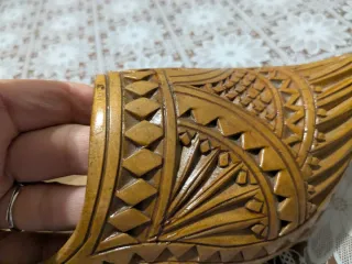 Articolo da scrivania in legno intagliato