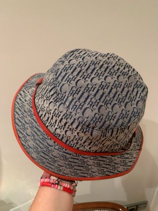 Gorro Carolina Herrera CH Logo Azul y Rojo