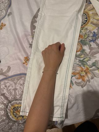 Pantalón blanco con costuras verdes