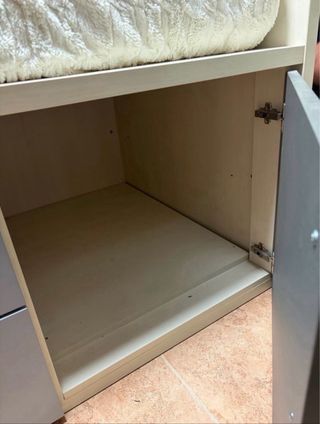 Cama con almacenaje gris y blanco  escucha ofertas