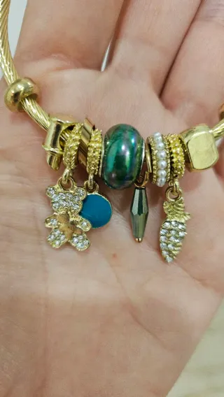 Pulsera dorada con charms