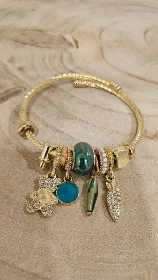 Pulsera dorada con charms