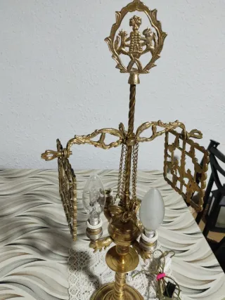 Lámpara de mesa dorada antigua