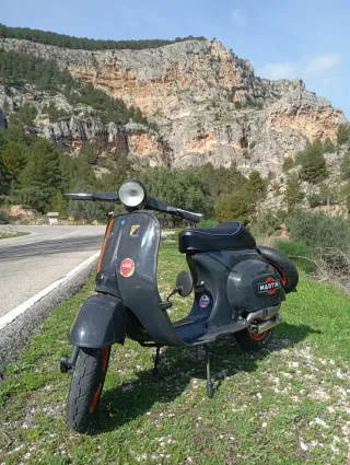 Vespa Super 125 Negra y Naranja