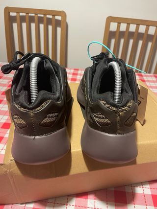 Adidas Yeezy 700 Alien Marrones Talla 40