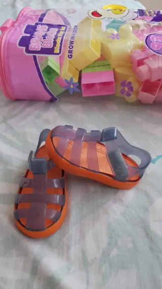 Sandalias Igor niña naranja y transparente