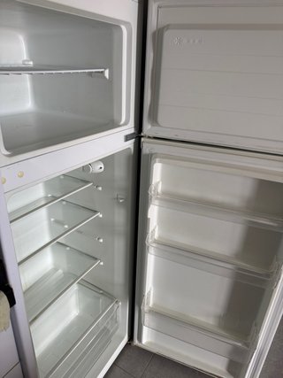 Frigorífico blanco con congelador