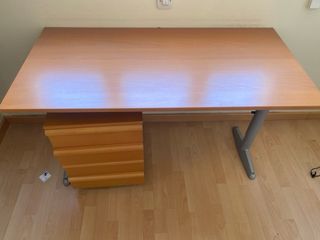 Escritorio con cajonera de madera y metal