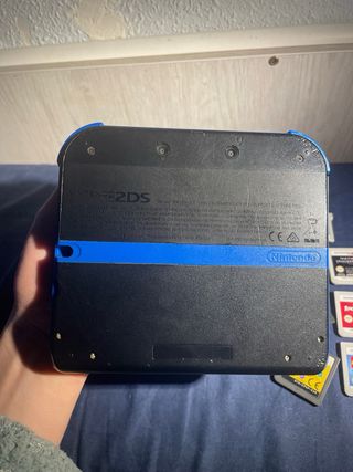 Nintendo 2DS Azul y Negra + 7 Juegos