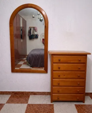 Cómoda y espejo de madera