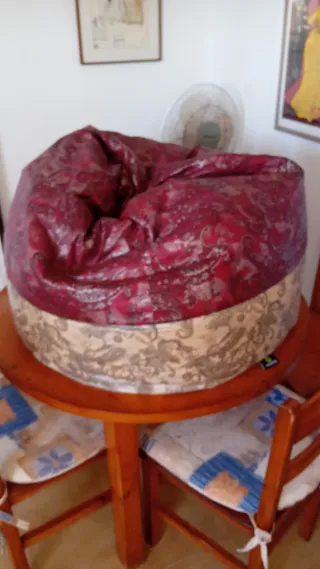 Puf tela rojo y plateado