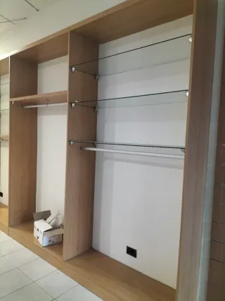 Mueble expositor madera y cristal