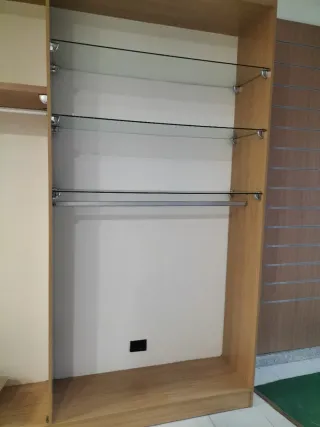 Mueble expositor madera y cristal