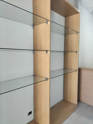 Mueble de madera con estantes de cristal