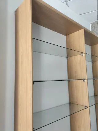 Mueble de madera con estantes de cristal