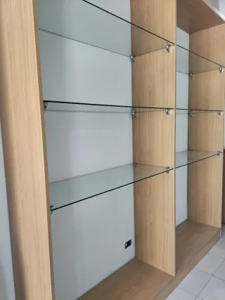 Mueble de madera con estantes de cristal