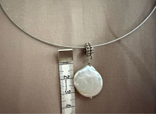 Collar con perla de agua dulce y cierre plateado