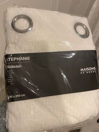4 o 2 Cortinas blancas de tela con diseño.