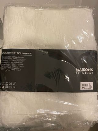 4 o 2 Cortinas blancas de tela con diseño.