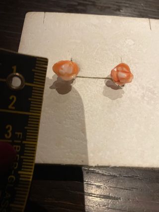 Orecchini corallo arancio e bianchi