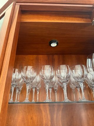 Vitrina de madera con puertas de cristal
