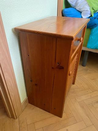 Dos mesitas de noche de madera