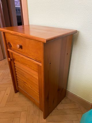 Dos mesitas de noche de madera