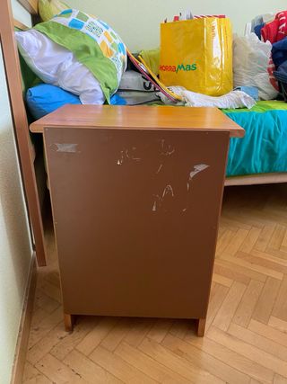 Dos mesitas de noche de madera