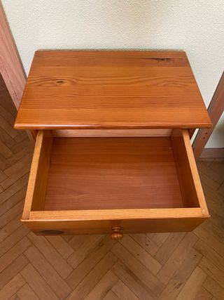 Dos mesitas de noche de madera