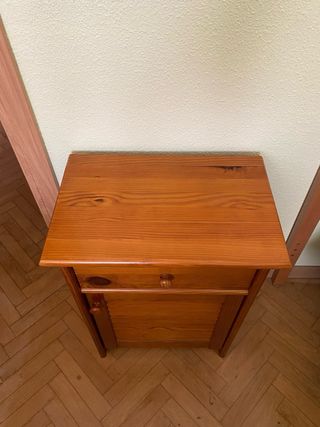 Dos mesitas de noche de madera