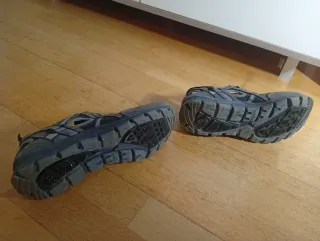 Sandalias senderismo Quechua marrones.