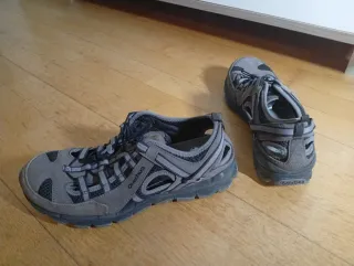 Sandalias senderismo Quechua marrones.