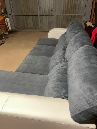 Sofá modular gris y blanco