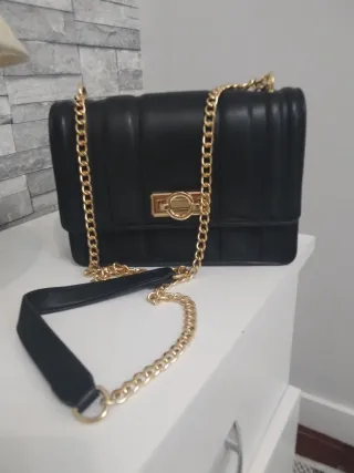 Bolso negro con cadena dorada