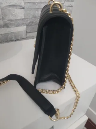 Bolso negro con cadena dorada