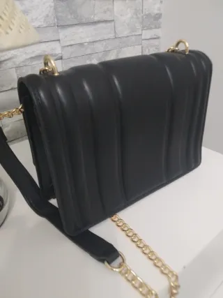 Bolso negro con cadena dorada
