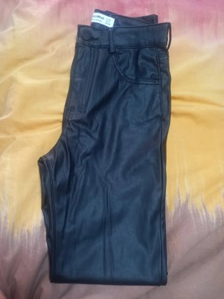 Pull&bearPantalón efecto piel encerado T36