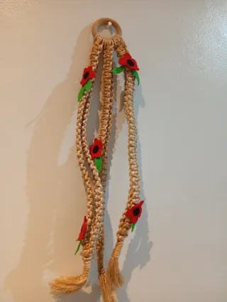 Colgador macramé con flores rojas