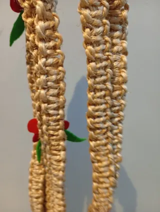 Colgador macramé con flores rojas