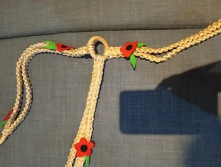 Colgador macramé con flores rojas