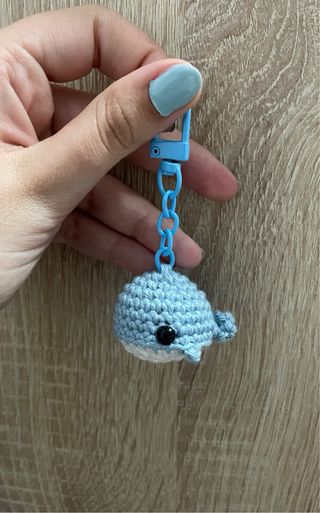 Llavero Ballenita Crochet con gancho de colores