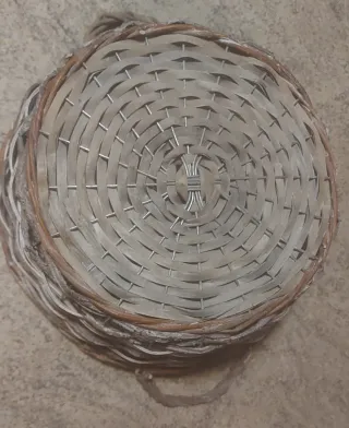 Cesto vimini e metallo.