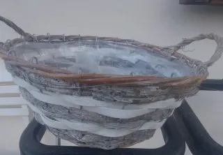 Cesto vimini e metallo.