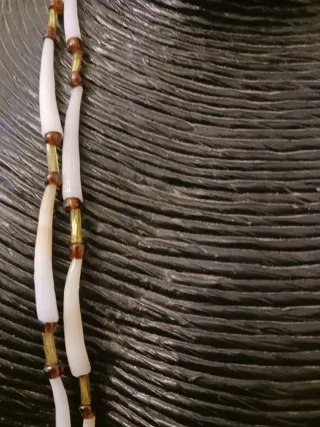Collar largo de conchas naturales y abalorios
