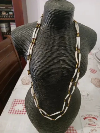 Collar largo de conchas naturales y abalorios