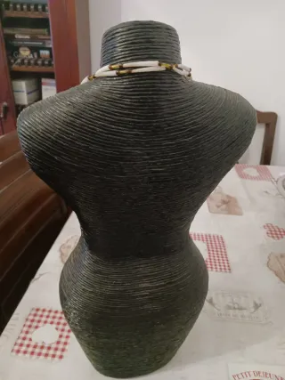 Collar largo de conchas naturales y abalorios