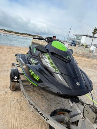 Moto de agua Yamaha GP1800R negra y verde