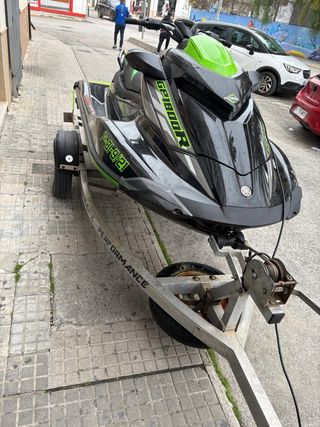 Moto de agua Yamaha GP1800R negra y verde