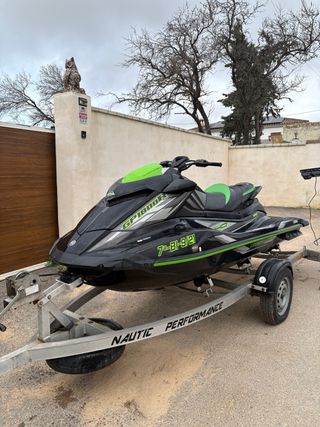 Moto de agua Yamaha GP1800R negra y verde