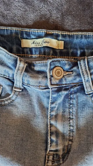 Falda vaquera desgastada con flecos